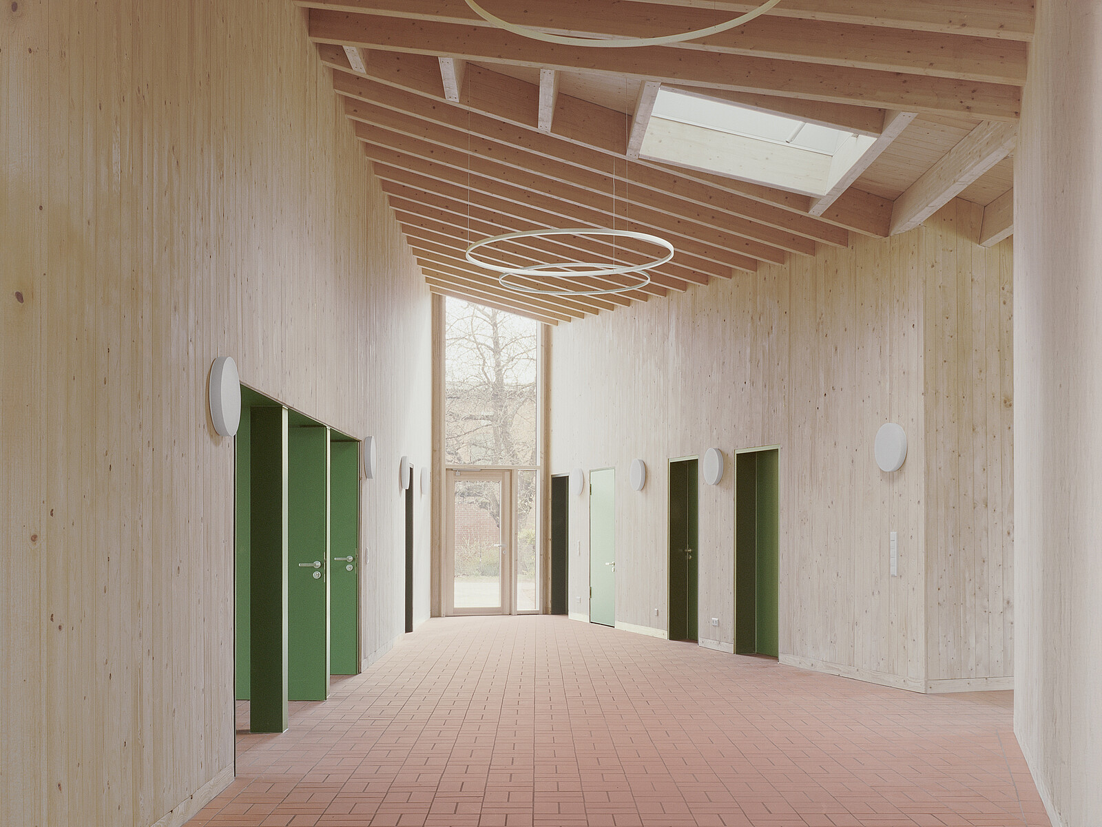 Der Verteiler ist großzügig angelegt und sorgt schon hier für erste Begegnungen   © Simon Menges & Nino Tugushi