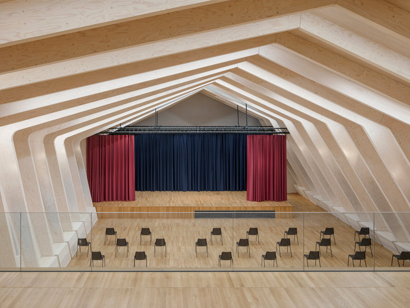 Aula der Berlin Metropolitan School, Fotografie © Jan Bitter