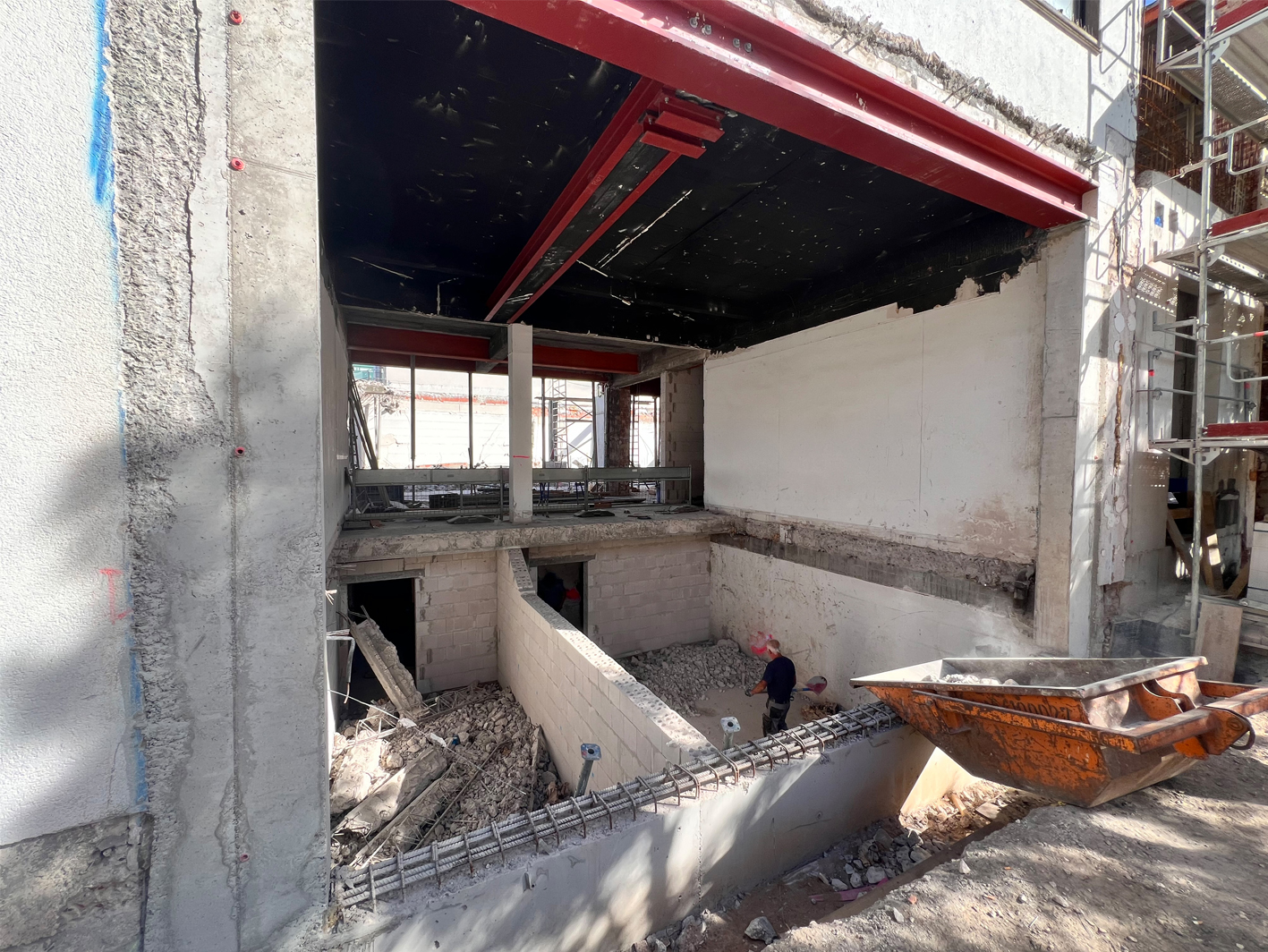 Neuordnung des Eingangsbereichs, Öffnung der Bestandsfassade, Fotografie: Meurer Generalplaner GmbH